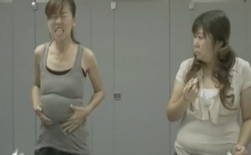 Oishi Green Tea Thai TV commercial still using a cheeky visual gag for recall.