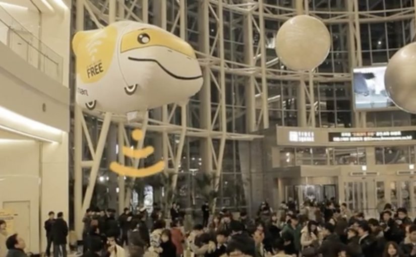 Truck-shaped eMart “Flying Store” balloon broadcasting a Wi-Fi hotspot above Seoul.
