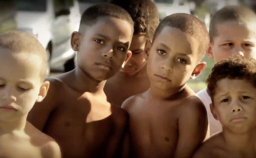 A driver stopped at a Rio de Janeiro traffic light receives an SOS SMS donation prompt.